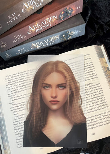 Das Page Overlay zeigt das Porträt der weiblichen Hauptfigur des Buches "Arkadien erwacht". Rosa hat schulterlanges, blondes Haar. Sie trägt ein dunkles Oberteil mit V-Ausschnitt.